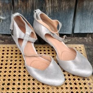 Kick up ur heals Kenneth Cole gentle soul heals.